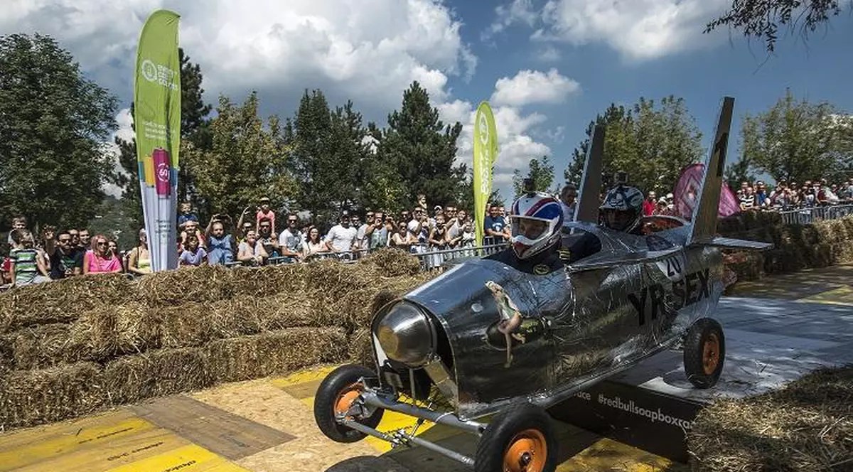 Cursa mașinilor trăsnite, în hohote de râs | VIDEO