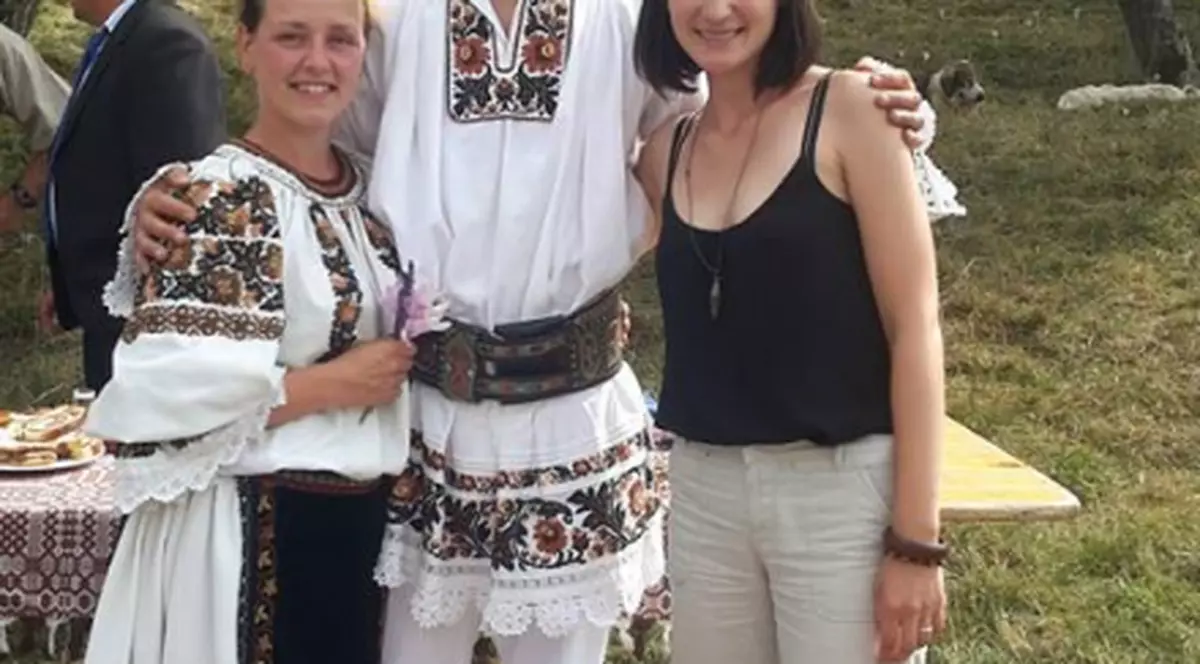 Doi tineri olandezi s-au căsătorit, în straie populare românești, la o stână în Bistrița