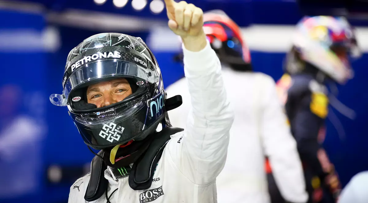 Nico Rosberg le face semn cu degetul fanilor săi