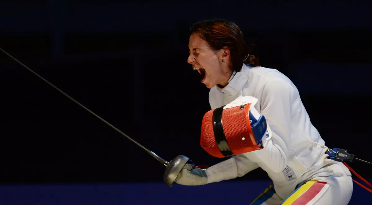 Simona Gherman strigă de bucurie, după un meci câștigat pentru echipa de spadă a României.