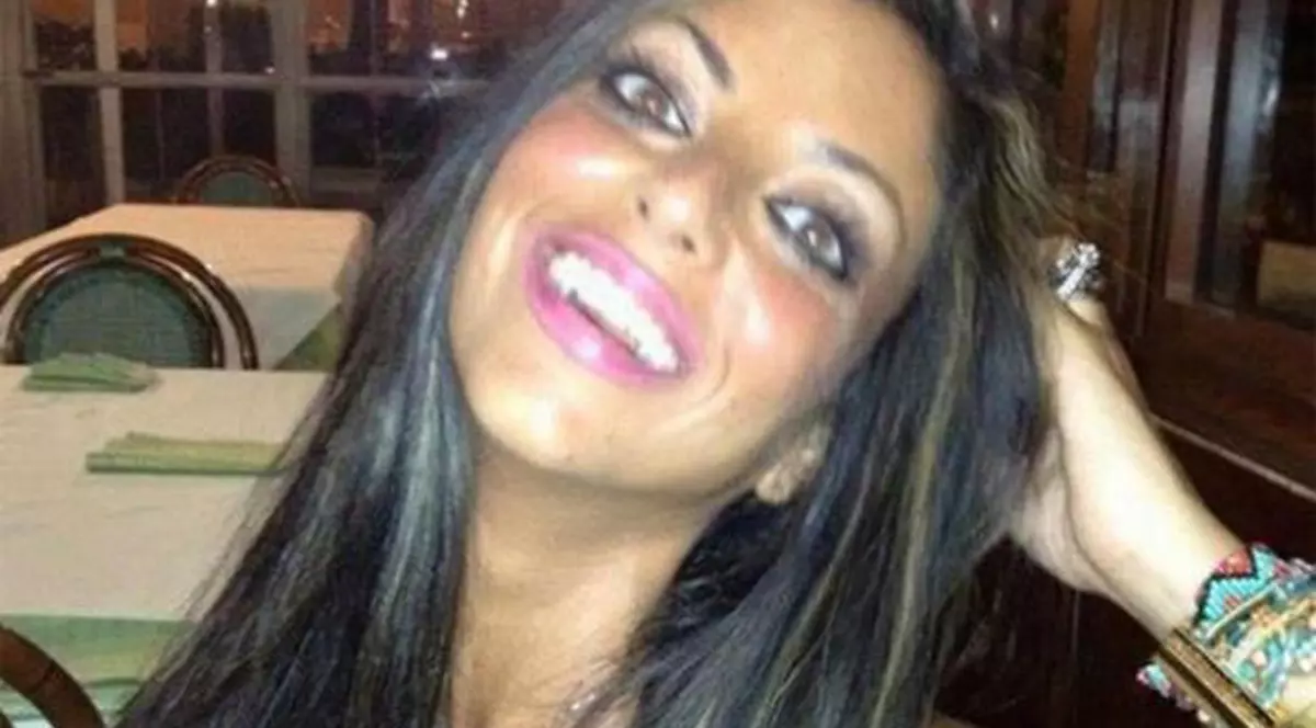 Imagini cutremurătoare de la înmormântarea italiencei care s-a sinucis din cauza unui filmuleț cu ea ce s-a viralizat pe internet