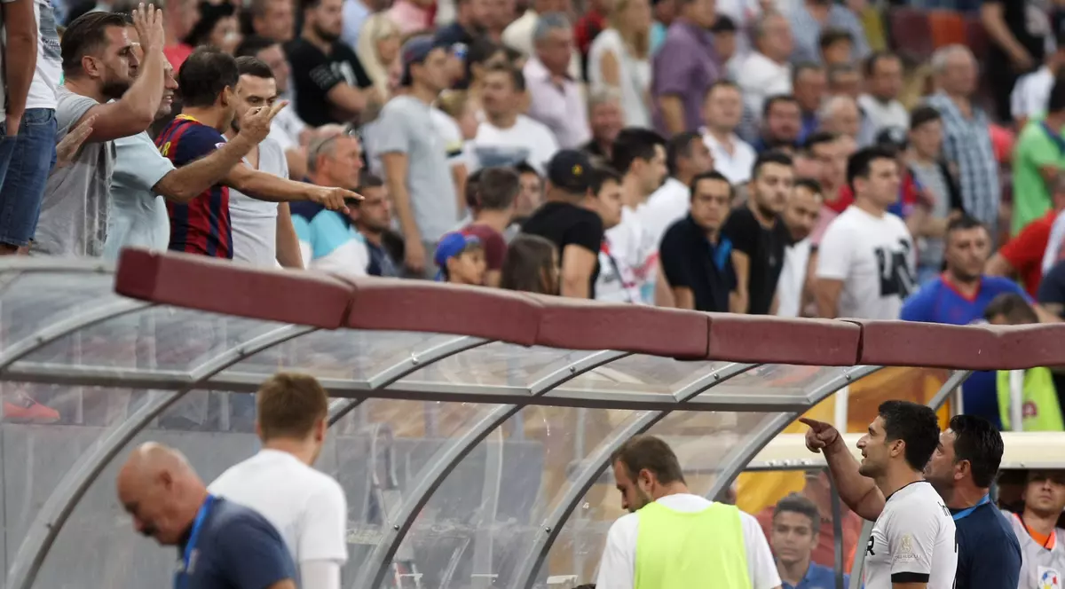 Daniel Niculae - vânat! Alibec s-a înjurat cu suporterii Stelei, Săpunaru a refuzat să dea autografe pe un tricou roș-albastru! | FOTO&VIDEO