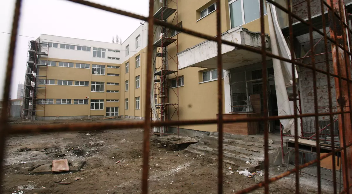 77% din clădirile școlare funcţionează ilegal şi manualele de clasa a IV-a sunt reţinute la Judecătorie!