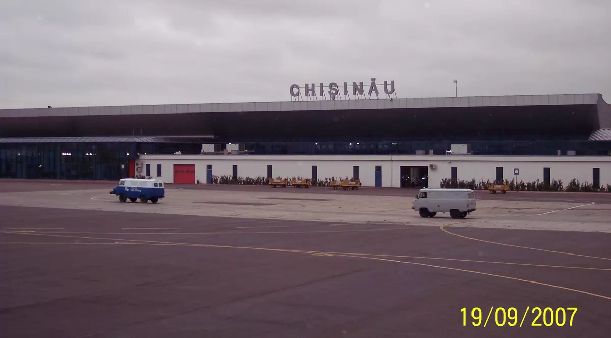 Un tânăr a amenințat că aruncă în aer aeroportul Internațional Chișinău! Ce pedeapsă riscă
