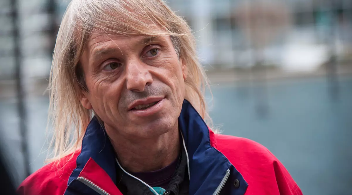 Francezul Alain Robert a escaladat fără dispozitive de siguranţă, o clădire de 185 m din Paris în doar 30 de minute