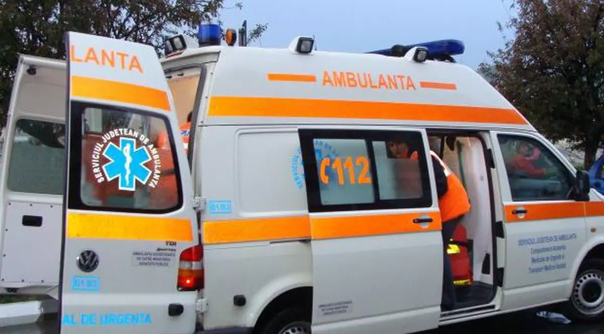 O fetiță a fost lovită de ambulanță la Timișoara. Micuța asculta muzică la căști