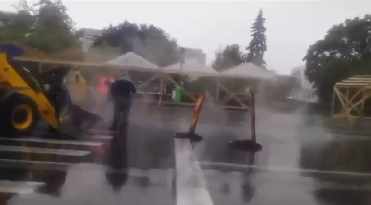 Asfaltează pe ploaie torențială! Bălți acoperite cu bitum, la Ploiești