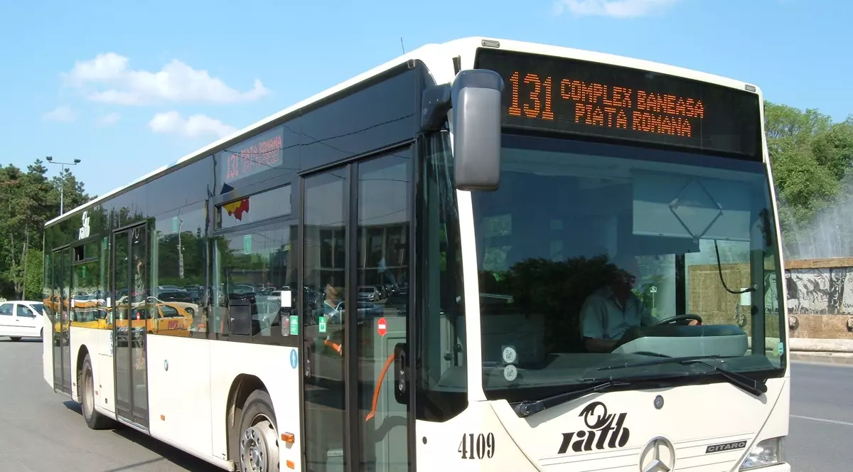 Elevii care merg la școală cu autobuzul vor primi scrisori-surpriză