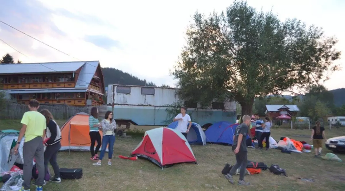 Voluntarii care au curățat Lacul Bicaz au fost goniți după ce au refuzat să strângă și bălegar