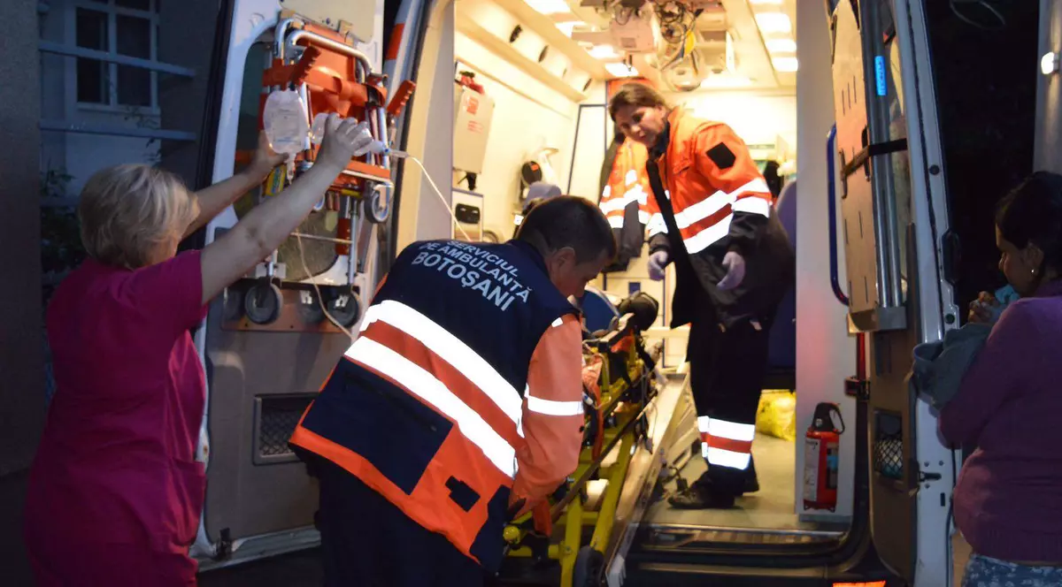 Un bărbat și-a tăiat penisul cu flexul