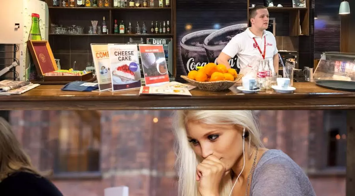 A încercat să impresioneze o femeie frumoasă țipând la chelneriță. Nu i-a ieșit