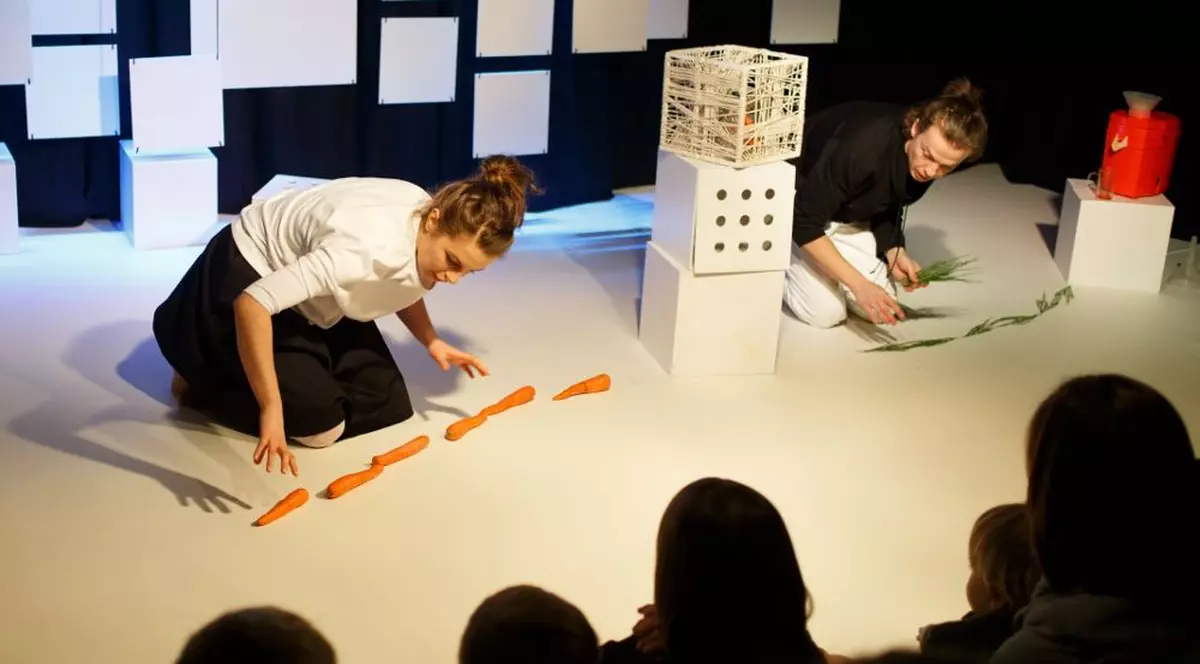 Imagini din timpul Festivalului Internatopnal de Teatru pentru Copii din Franta. Actorii le fac copiilor cunostinta cu legumele