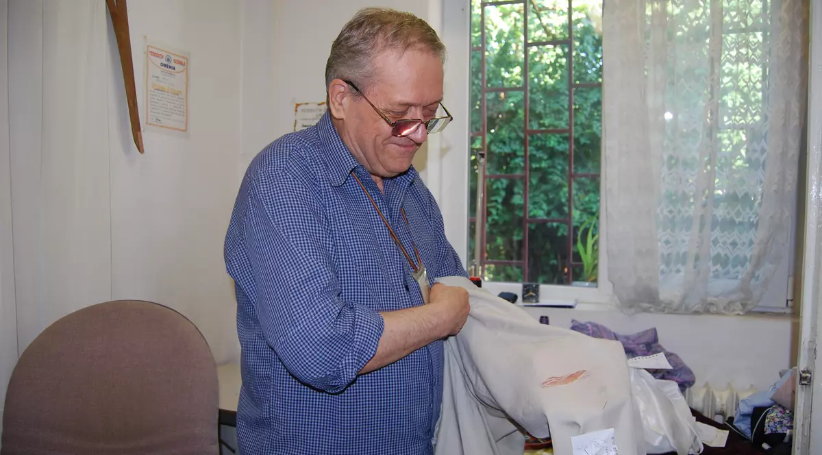 EXCLUSIV / Fostul croitor al Zinei Dumitrescu lucrează acum pentru săraci