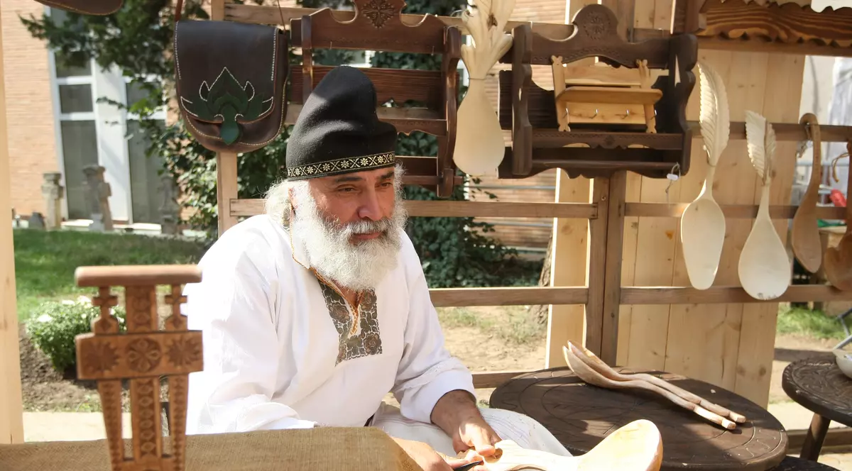 Meșterul care se consideră „tarabostes”: „Sunt cioplitor în lemn din nemul huţulilor, cei care au speriat-o şi pe Maria Tereza!”