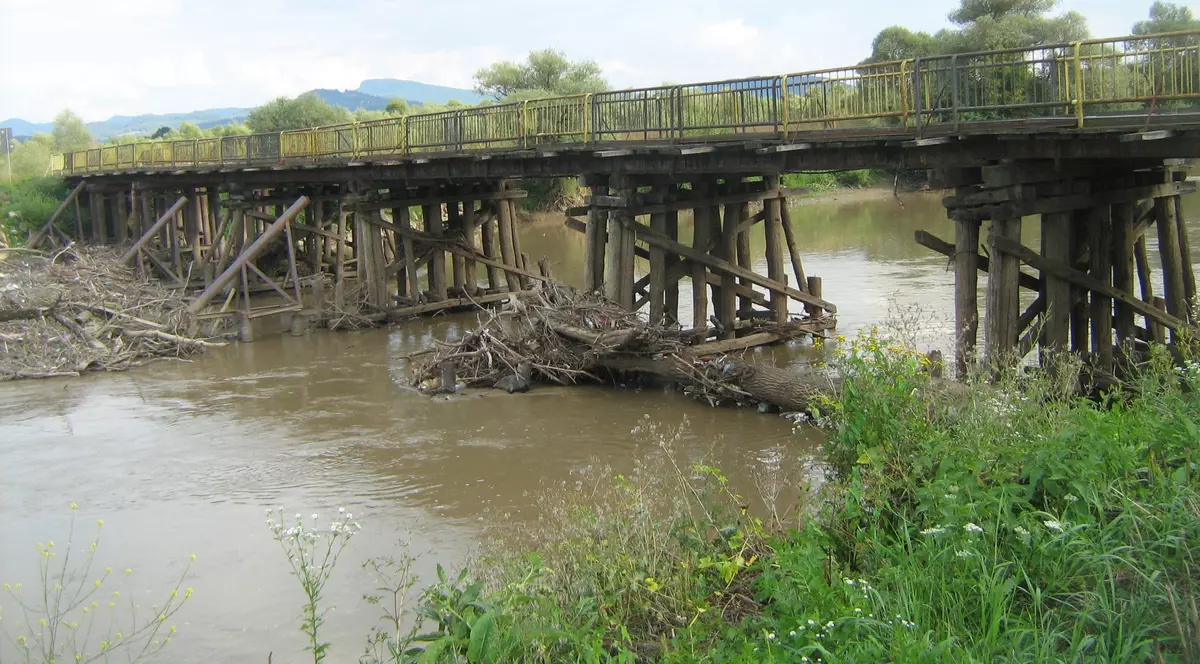 Din ciclul ”Mă dusei să trec la Olt”:  Așa arată unul din cele mai periculoase poduri rutiere din România!
