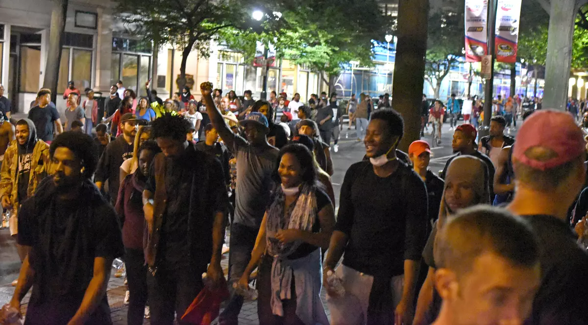 Proteste în Charlotte | Oamenii au ieșit din nou în stradă, după ce autoritățile au dat publicității înregistrarea care a surprins moartea lui Keith Scott