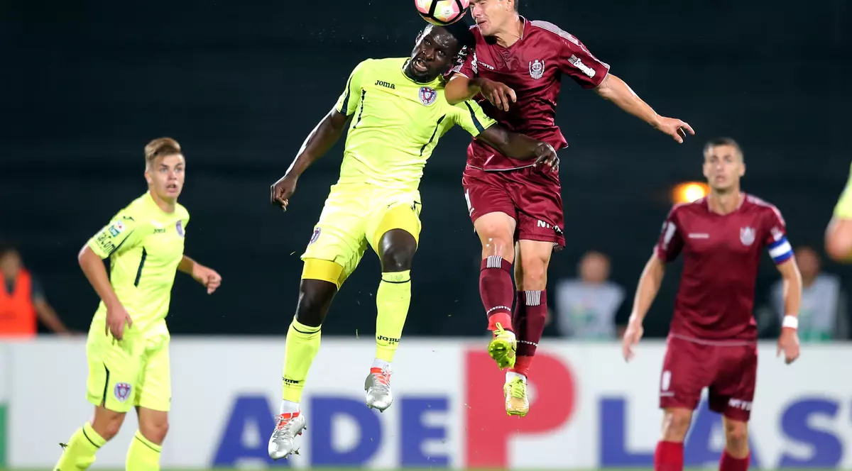 Duelurile dintre târgmureşeni (în galben) şi clujeni au fost mai mereu încinse. (FOTO: HEPTA)