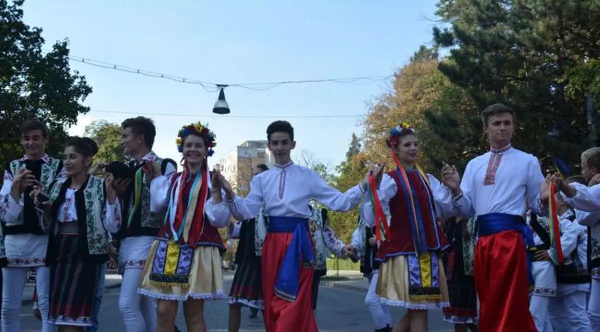 Horă pe bulevard. Peste o sută de români și etnici s-au prins la joc / FOTO