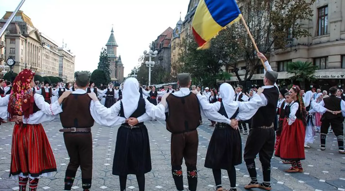 Horă în centrul Timișoarei. Așa au sărbătorit câștigarea titlului de Capitală Europeană a Culturii în 2021 / FOTO