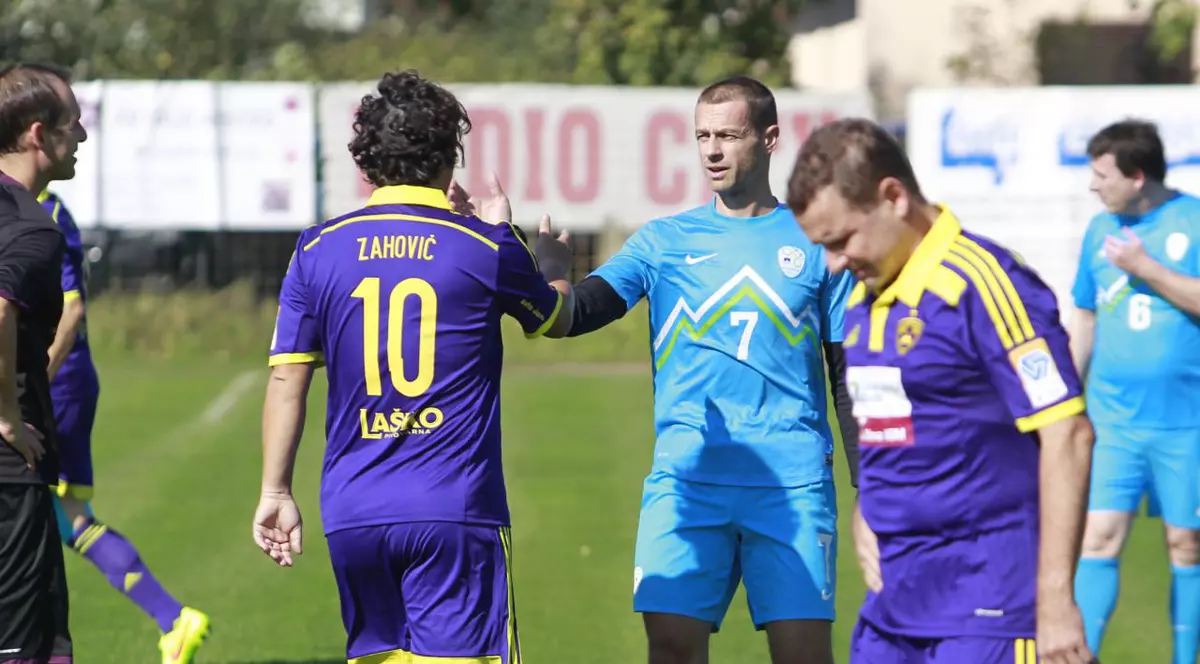 Aleksander Ceferin (în mijloc, tricou cu nr. 7) joacă fotbal cu fostele glorii ale naționalei Sloveniei