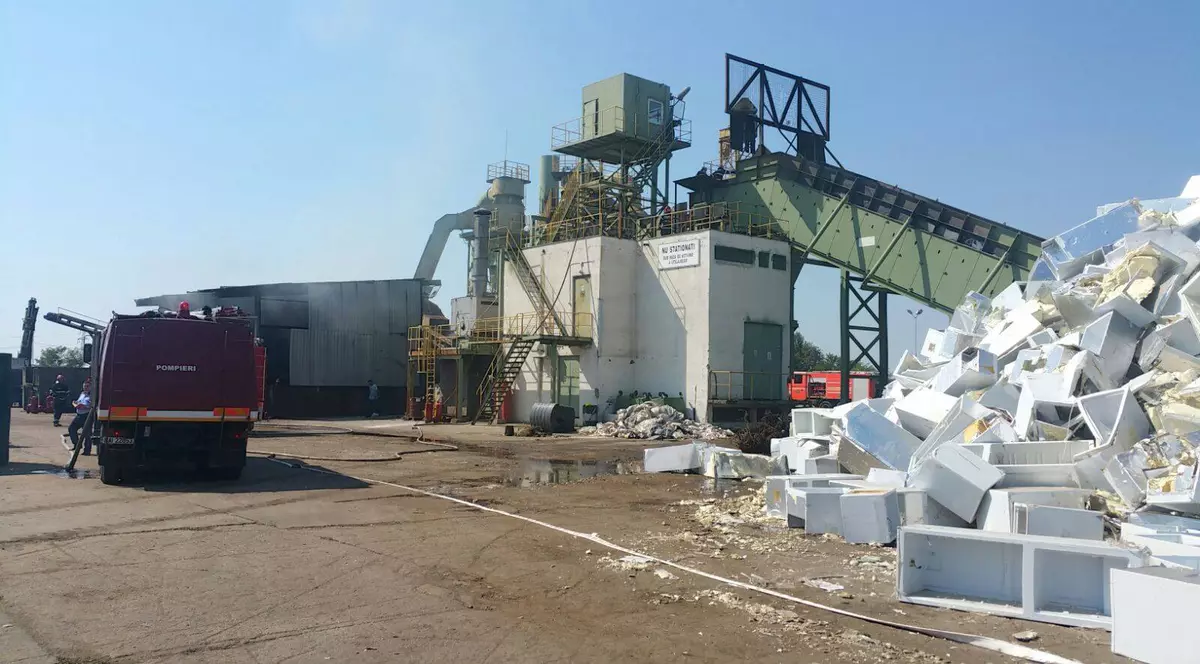 UPDATE: Incendiul de la REMAT a fost stins. Pompierii, blocați de protestul transportatorilor