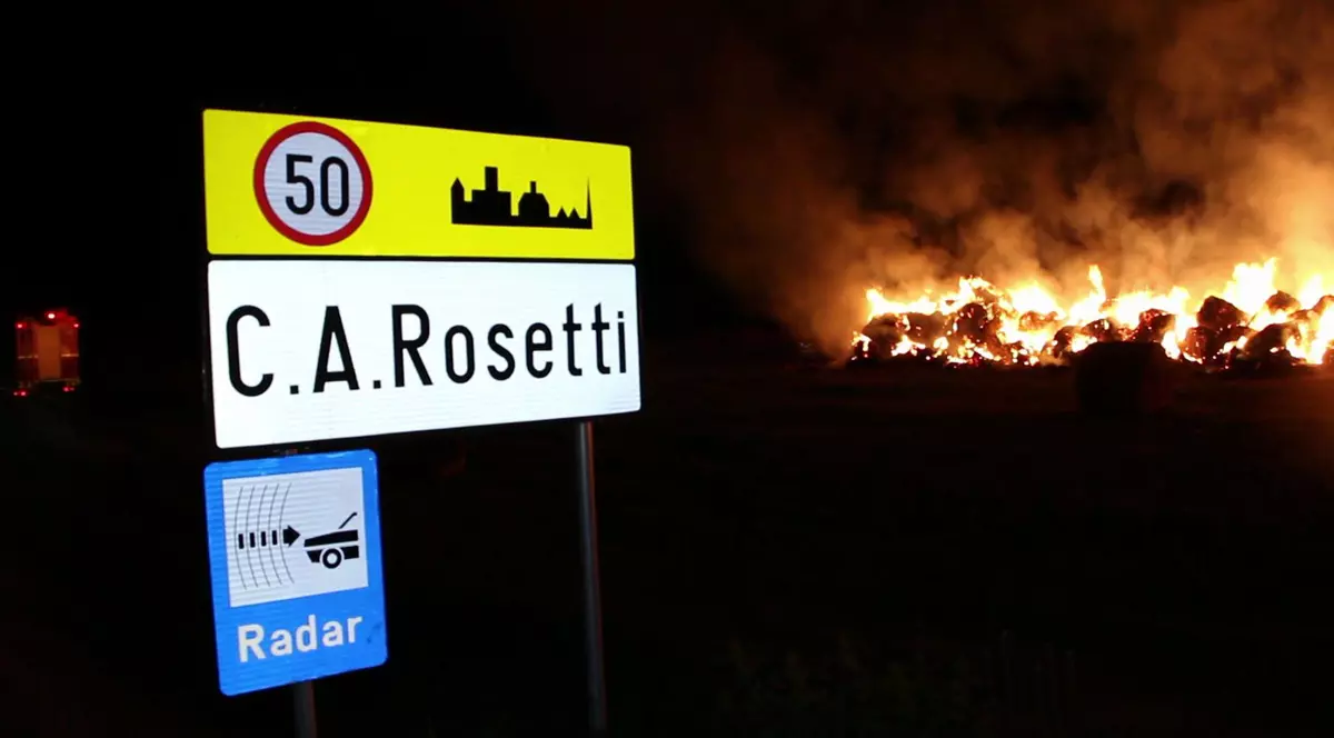Flăcări de 10 metri au mistuit tone de furaje în Buzău! GALERIE FOTO