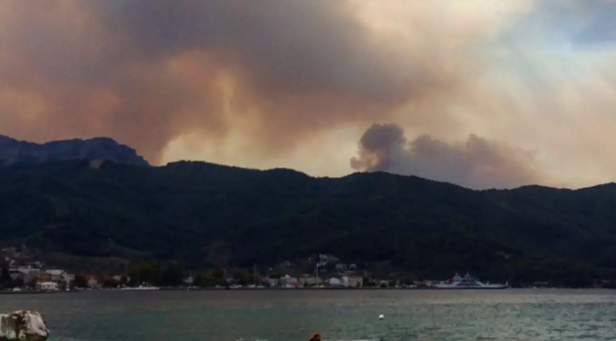 Incendii în Thassos | Cabral și soția sa se află pe insula elenă. Ce planuri au | FOTO