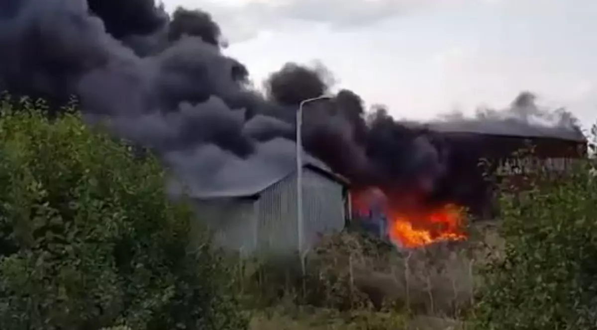 Peste 500 tone de mase plastice au ars într-un incendiu din comuna Floreşti