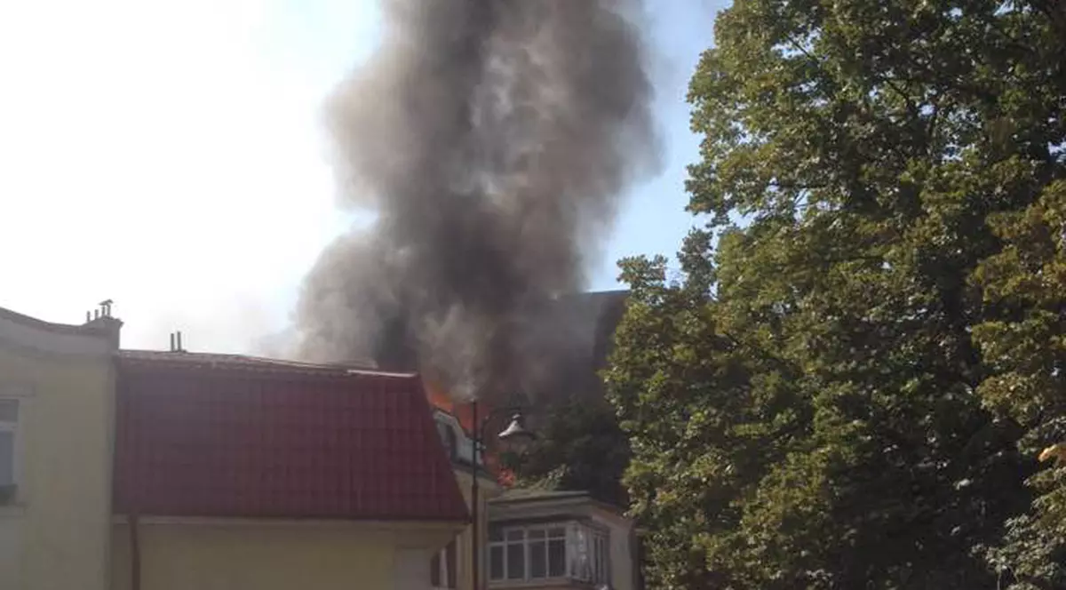 Incendiu puternic în Capitală. O casă din Sectorul 2 a luat foc. O școală a fost evacuată | FOTO & VIDEO