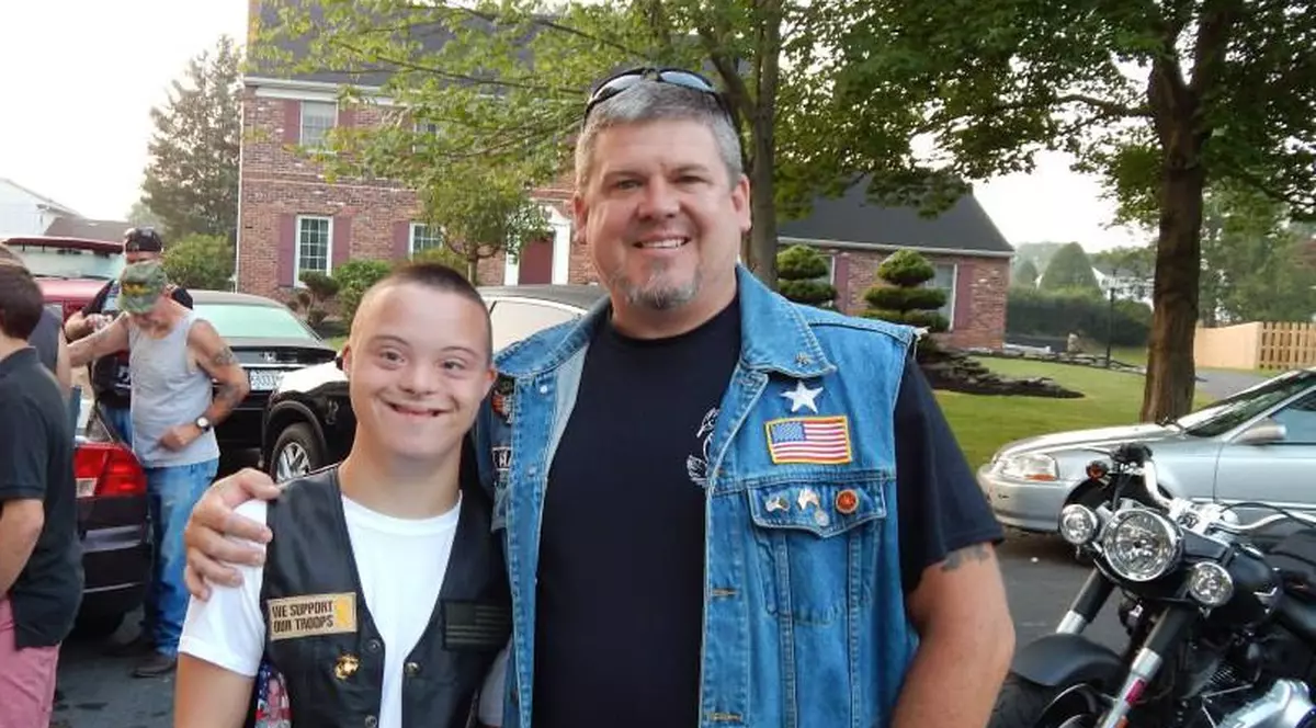 Se temea că fiul ei cu sindrom Down va fi judecat în prima zi de școală. Noroc cu un grup de motocicliști