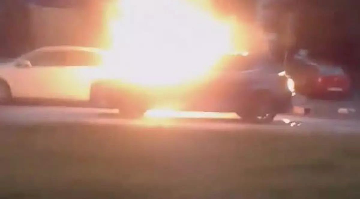 Incendiu în Constanța. O mașină a luat foc pe cel mai mare bulevard / FOTO & VIDEO