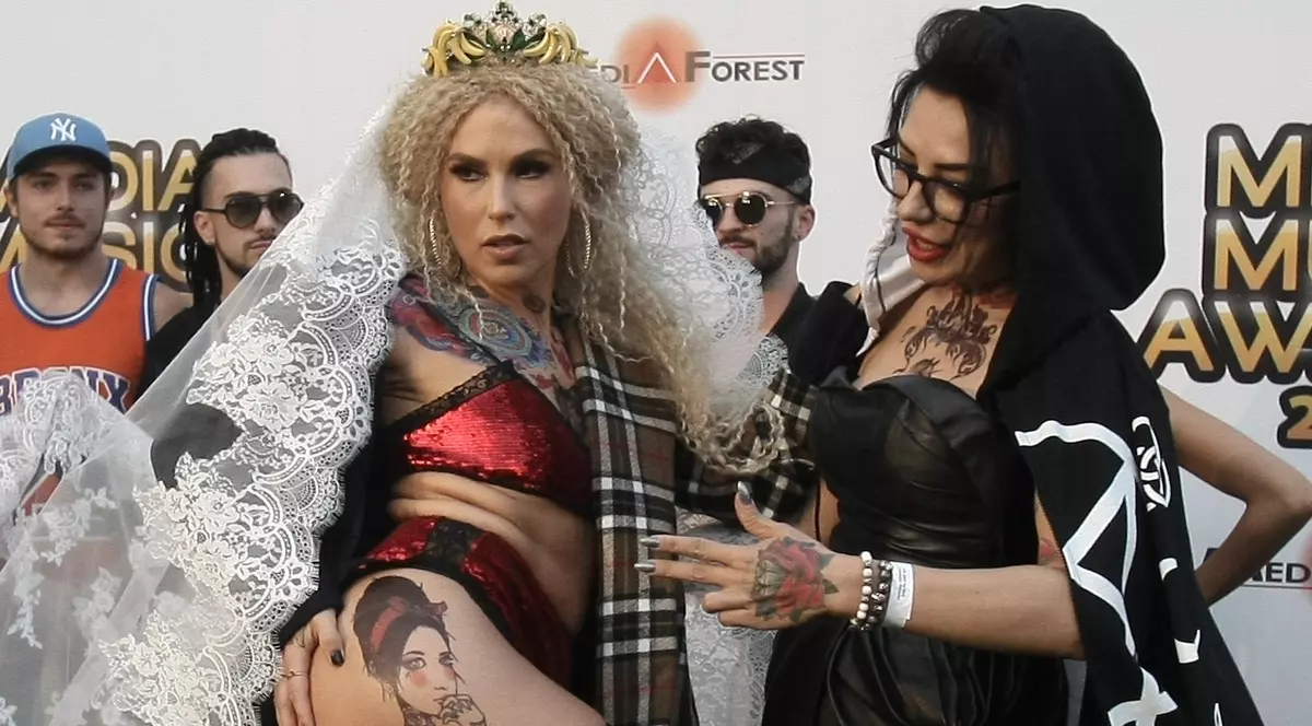 Corina, sexy la primele ore ale dimineții