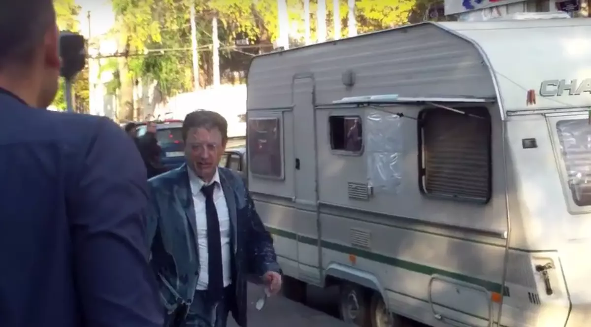 Un ministru din Republica Moldova a primit o găleată cu lapte în față. Ce s-a întâmplat | VIDEO