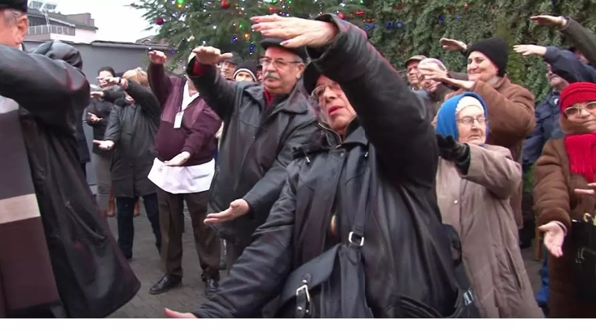 Pensionarii ”Tai Chi” fac exerciţii asiatice cu mişcări de arte marţiale