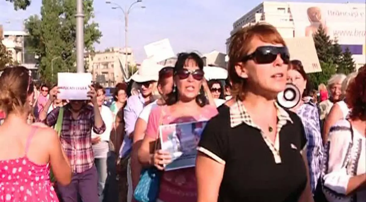 Peste 500 de iubitori de animale protestează în faţa Guvernului. Mesajul dur al Oanei Zăvoranu