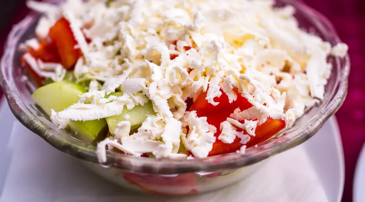 Libertatea te ajută să găteşti ieftin şi bun. Salată bulgărească cu doar 9,80 lei