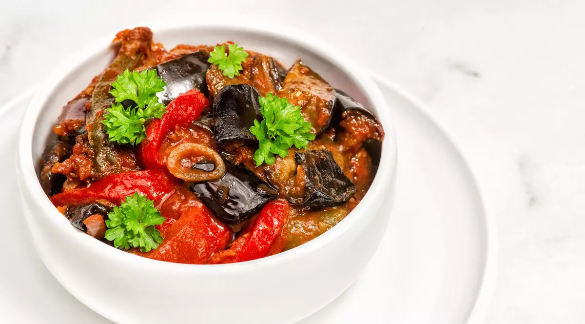 Libertatea te ajută să găteşti ieftin şi bun. Mâncare de vinete cu doar 7,70 lei