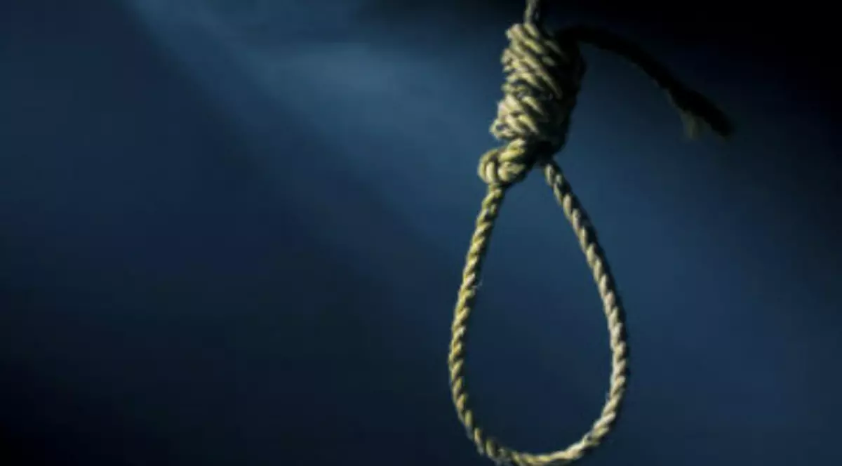 A ucis, a vrut să se spânzure, dar creanga copacului a cedat. Până la urmă asasinul care a ratat sinuciderea s-a predat și a ajuns la pușcărie