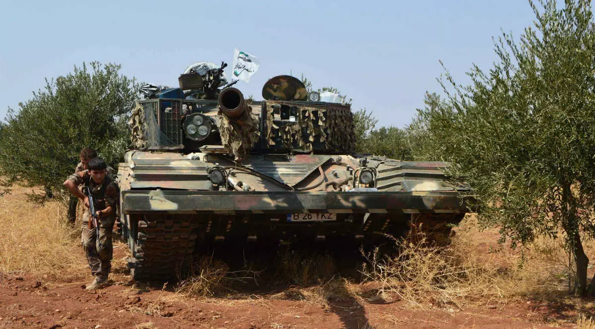 Un tanc cu număr românesc de înmatriculare a fost fotografiat în Siria