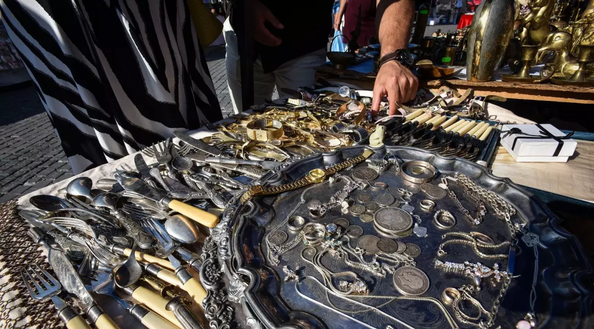 Romii au adus în Sibiu „obiecte din Anglia”, la Târgul romilor din Piața Mică / FOTO