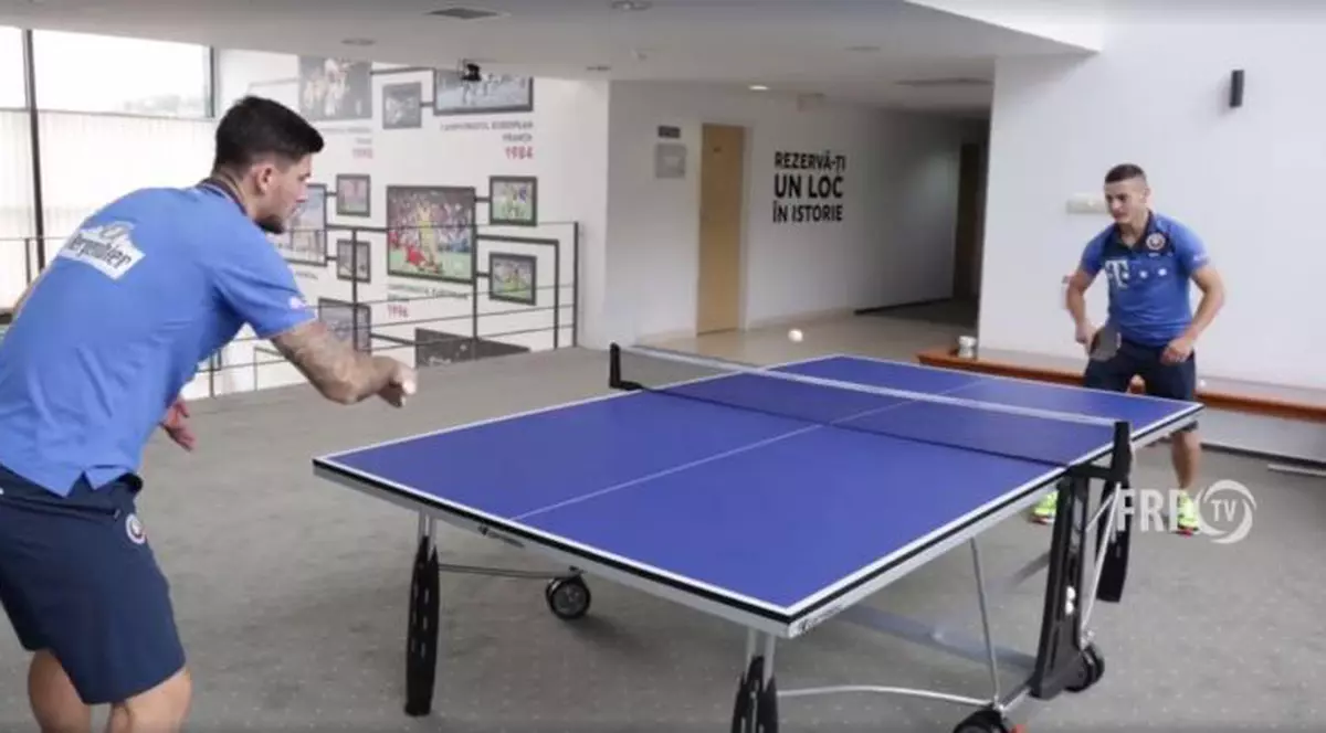România - Muntenegru. Tricolorii se relaxează în cantonament jucând câte o partidă de ping-pong VIDEO