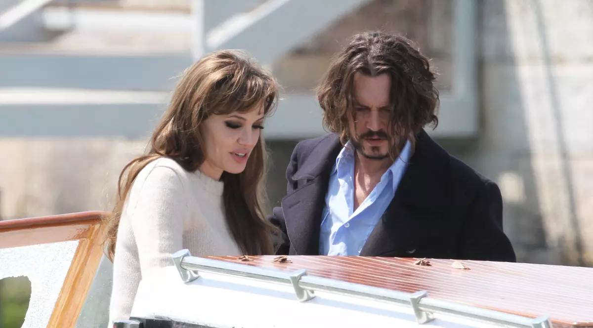 Angelina Jolie este consolată de Johnny Depp în urma divorțului de Brad Pitt