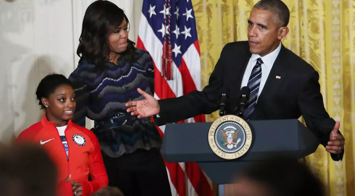 Barack Obama a încercat să facă șpagatul, lângă gimnastele americane. Ce i-a ieșit | FOTO