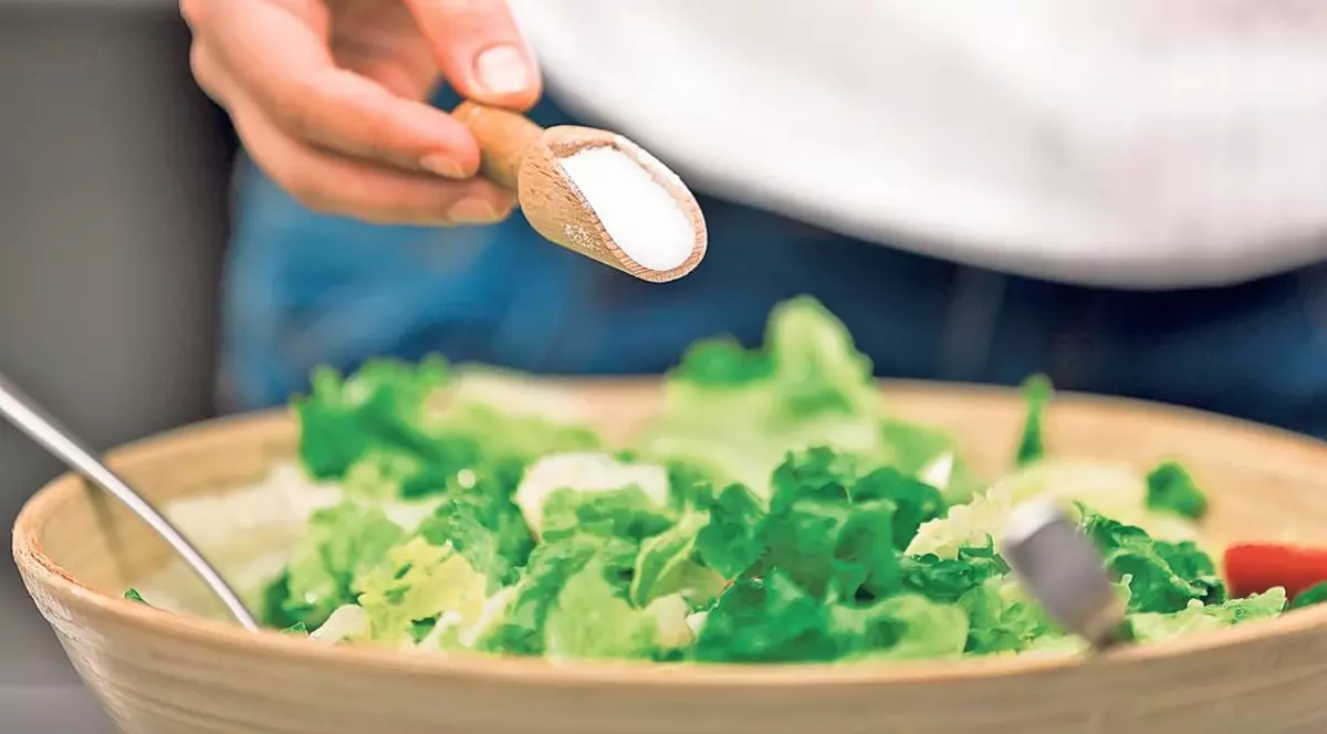 5 grame de sare, echivalentul unei lingurițe, aceasta e cantitatea recomandată pentru o zi