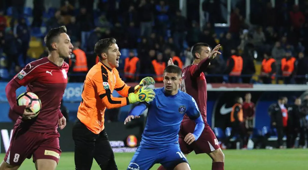 Fotbaliștii de la Voluntari au luat foc după ce arbitrul Istvan Kovacs a a dictat penalty pentru Viitorul