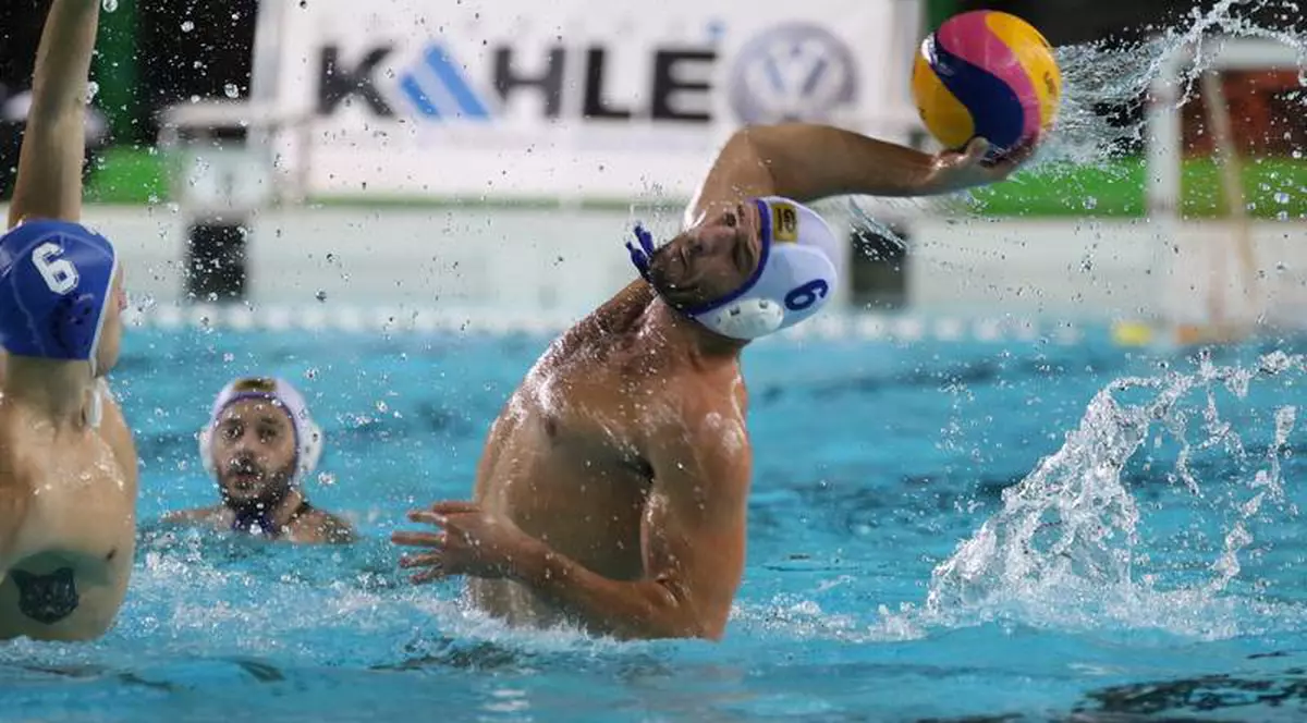 Aleksandar Radovic, de la Hannover, trage la poarta orădeană.