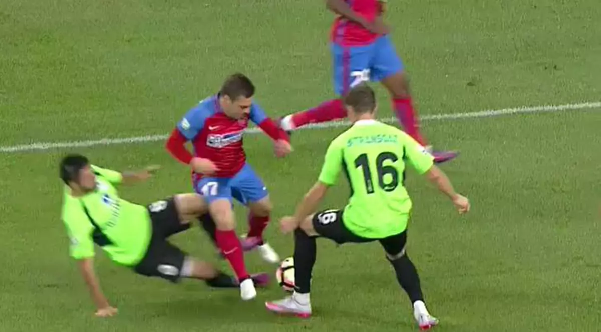 Valentin Crețu l-a atacat din spate pe Adi Popa, cu ambele picioare