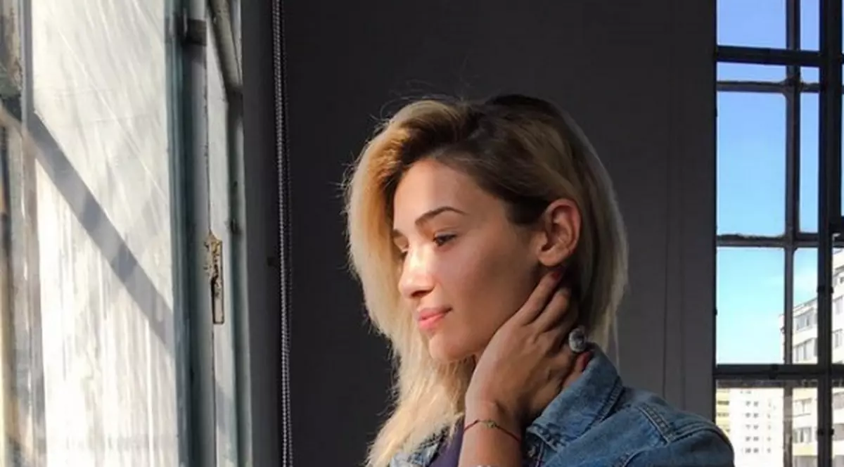 Alina Eremia, complet nemachiată ]n fa'a geamului