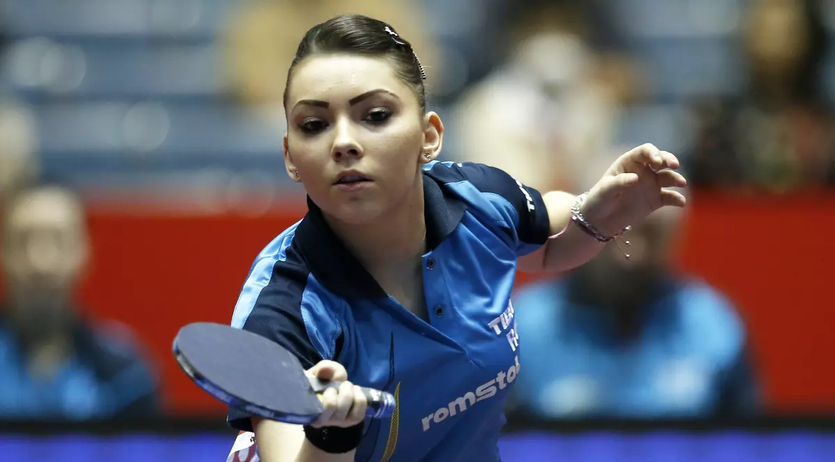 Bernadette Szocs returnează mingea în timpul unei partide de la Campionatul European. (FOTO: EPA)