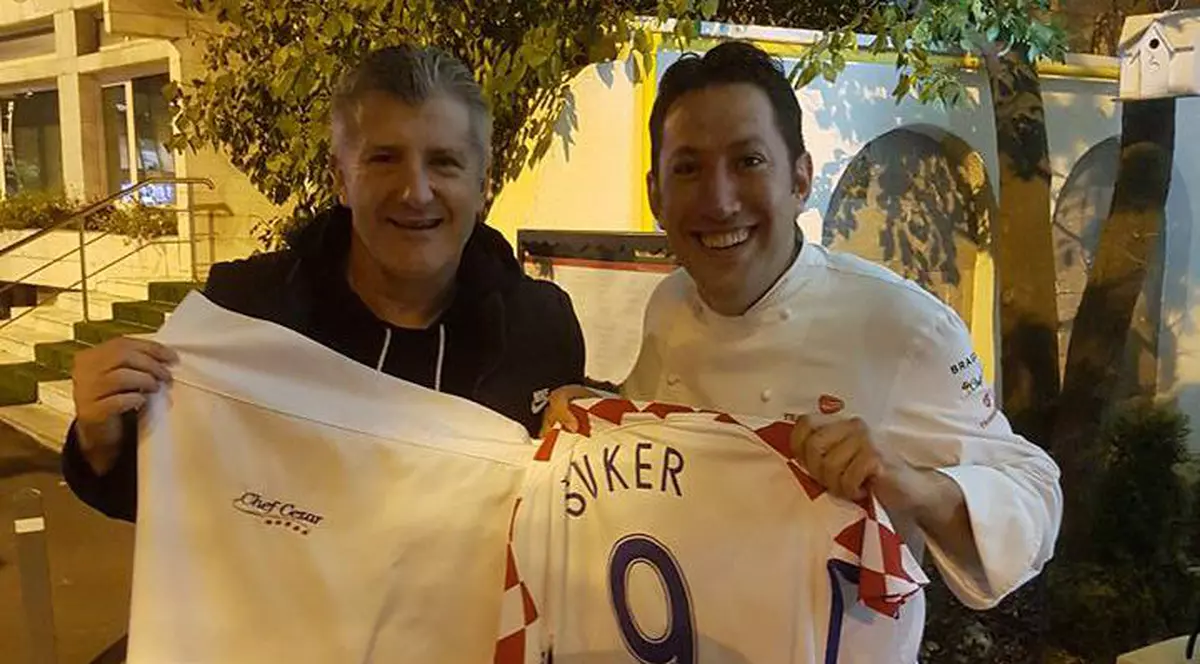 Davor Suker, stânga, s-a fotogafiat alături de bucătarul Cezar Munteanu. Croatul cu șorțul de bucătar în mâini, iar Cheful cu tricoul fostul fotbalist